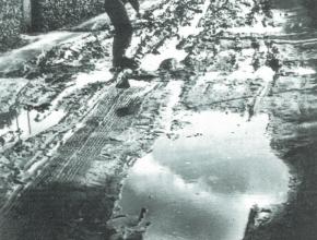 Weg 2 versinkt im Schlamm, Mitte 1950er